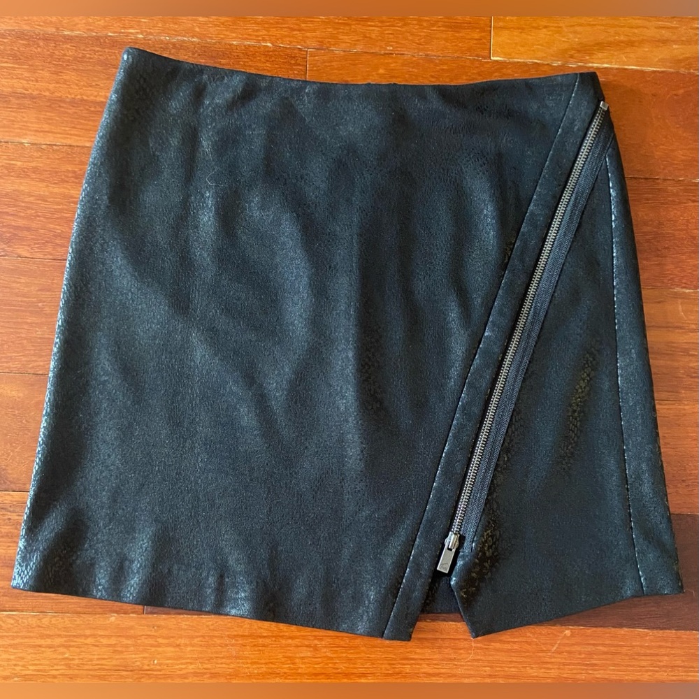 Vince Camuto Snakeskin look mini skirt